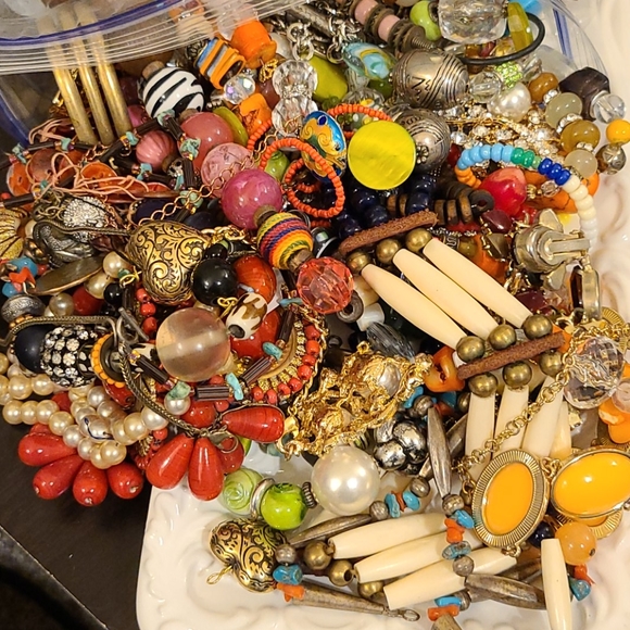 5 pounds of beaded and vintage jewelry - Picture 9 of 12